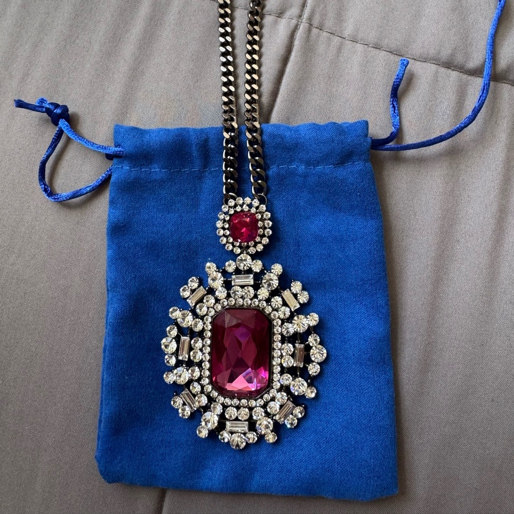 Elegant Pink and Silver Pendant Necklace